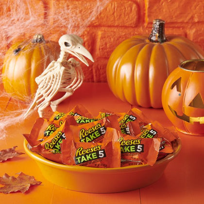 REESE'S, TAKE 5 Pretzel, Caramel, Peanut Butter, Peanut, Chocolate Snack Size Candy Bars, Halloween, 19.5 oz, Jumbo Bag