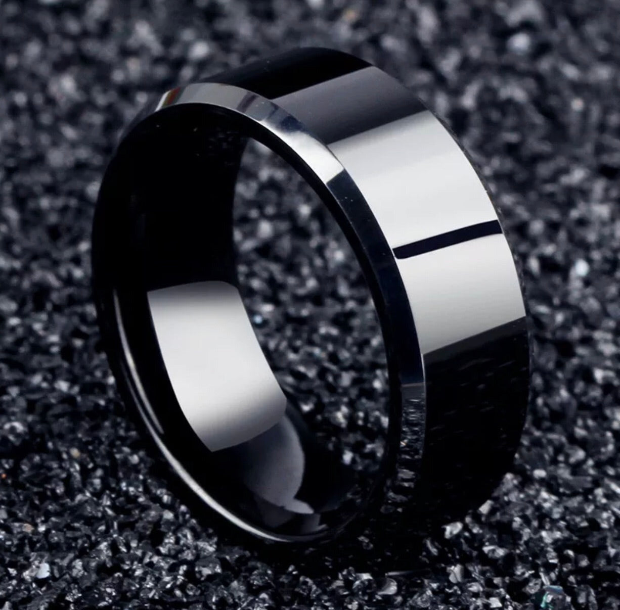 Anillo negro hombre sale